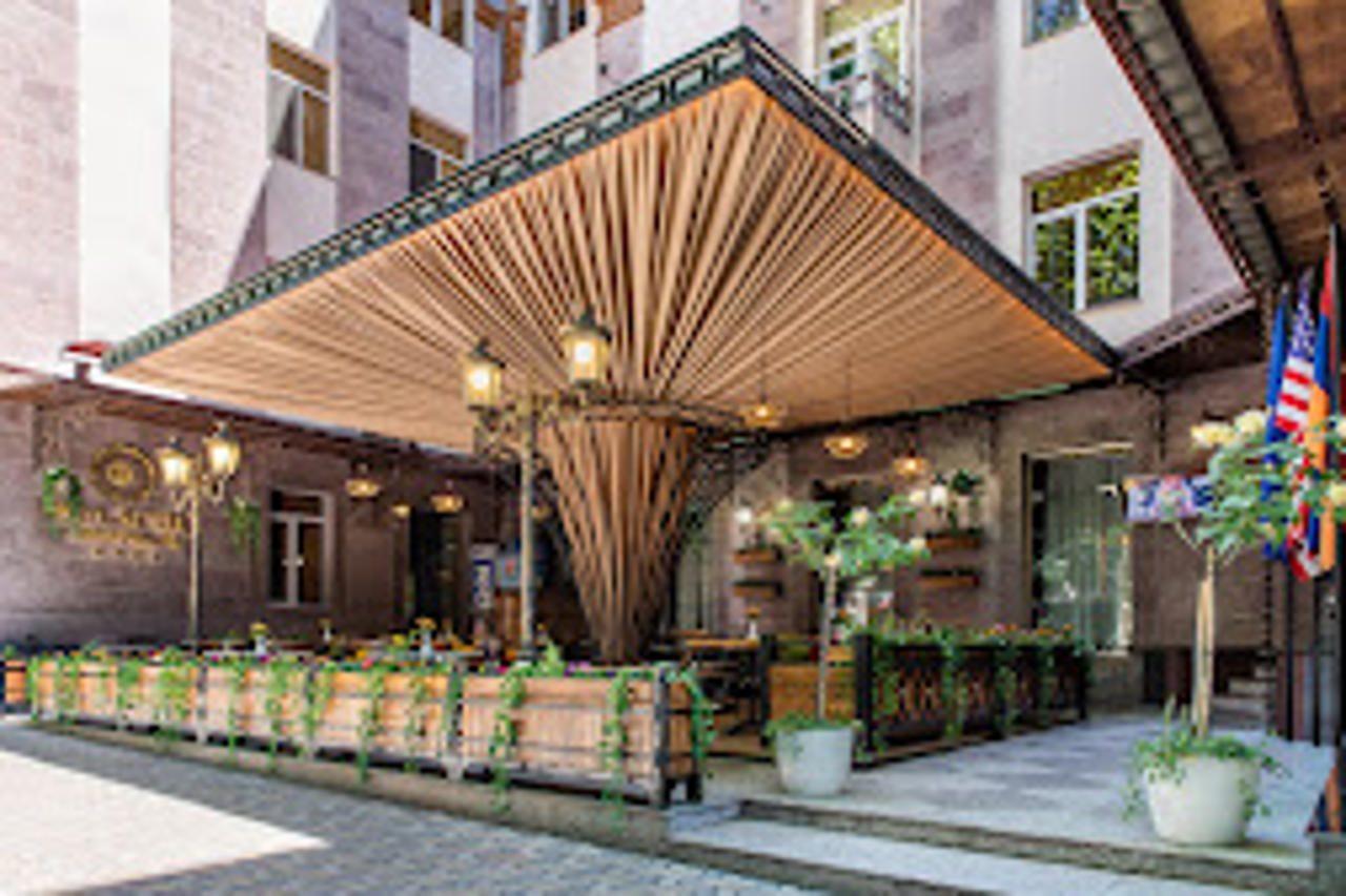 Central Hotel יירבאן מראה חיצוני תמונה